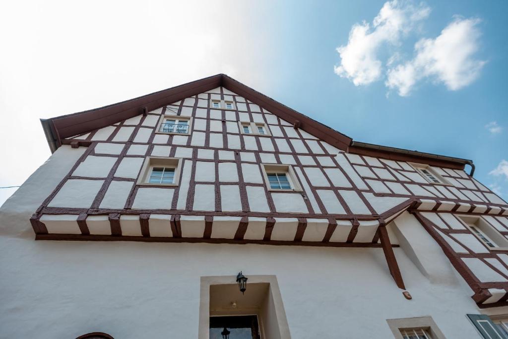 Zur Alten Weinkelter - Bezauberndes Fachwerkhaus Aus Der Spaetgotik Von 1451 - Top Lage Fuer Aktivitaeten - Fahrradkeller エレンツ・ポルタースドルフ エクステリア 写真
